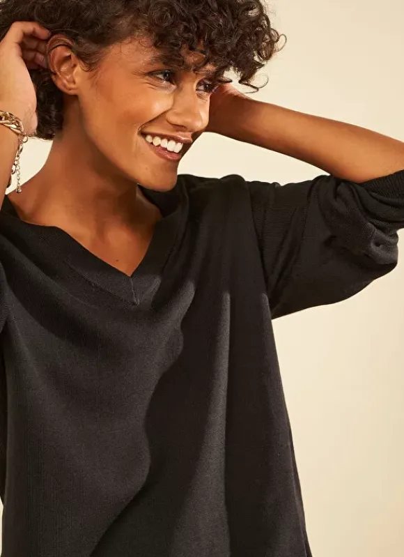 Pull A Col V Au Tricotage Jersey Noir Madeleina Sud Express